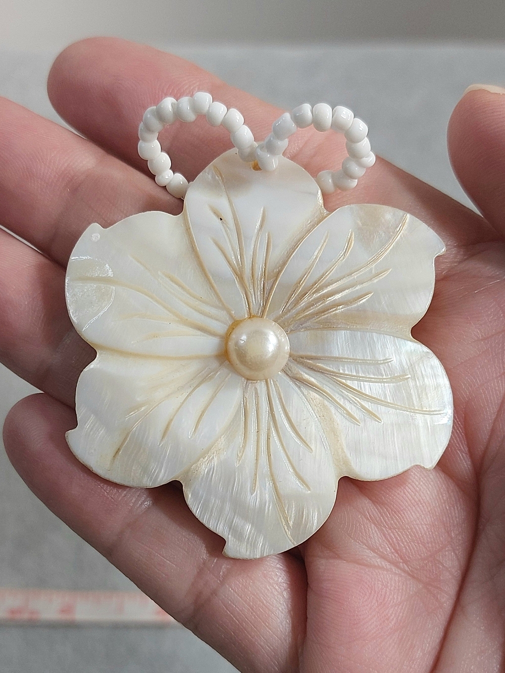 Handcrafted Vintage Mother-of-Pearl Floral Pendant Necklace - White